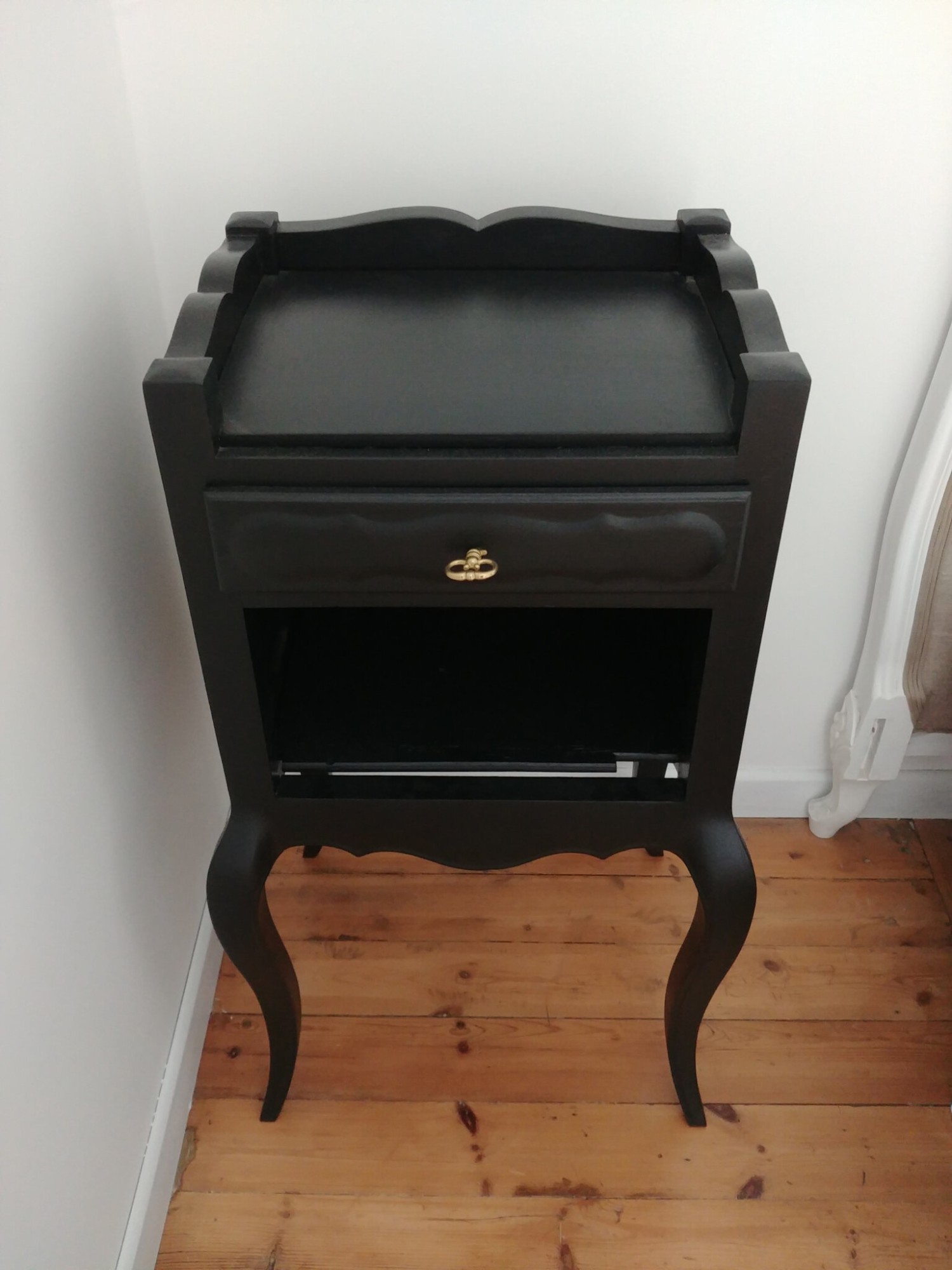 Curved Legs Nightstand Makeover Painted Black Oh My Sander